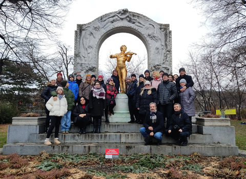 Johann Strauss przedstawiony na pomniku jest postacią naturalnej wielkości wykonaną z brązu w kolorze intensywnie złotym (podobno jest to prawdziwe złoto). Stoi w świetle kamiennego łuku ozdobionego liśćmi i antycznymi postaciami. Gra na skrzypcach. Cokół dla tego pomnika to obszerny podest wraz z trzema schodami. Na tym podeście mieścimy się wraz z całym chórem - niektórzy stoją, inni siedzą, a niektórzy nawet obejmują Straussa za nogi. Przed pomnikiem widoczny jest kawałek kwietnika na którym stoi tabliczka z napisem po niemiecku: Uwaga, tutaj śpią cebulki.