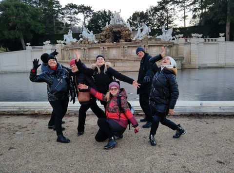 Na tle grupy rzeźb w ogrodach Pałacu Schönbrunn w Wiedniu, członkowie chóru pozują do zdjęcia proponując własny układ rzeźbiarski.