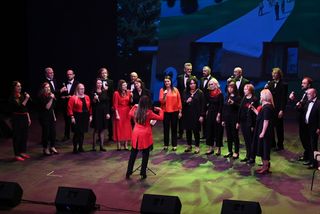 Ujęcie z widowni na scenie. Wykonujemy utwór "My way" Franka Sinatry. Jesteśmy bardzo przejęci ponieważ pierwszy raz śpiewamy do mikrofonów trzymanych w rękach.